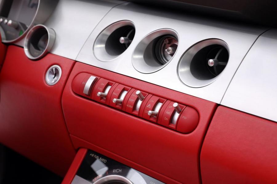 Детали интерьера Ford Mustang GT Convertible Concept 2004 года  (фото 30 из 51)
